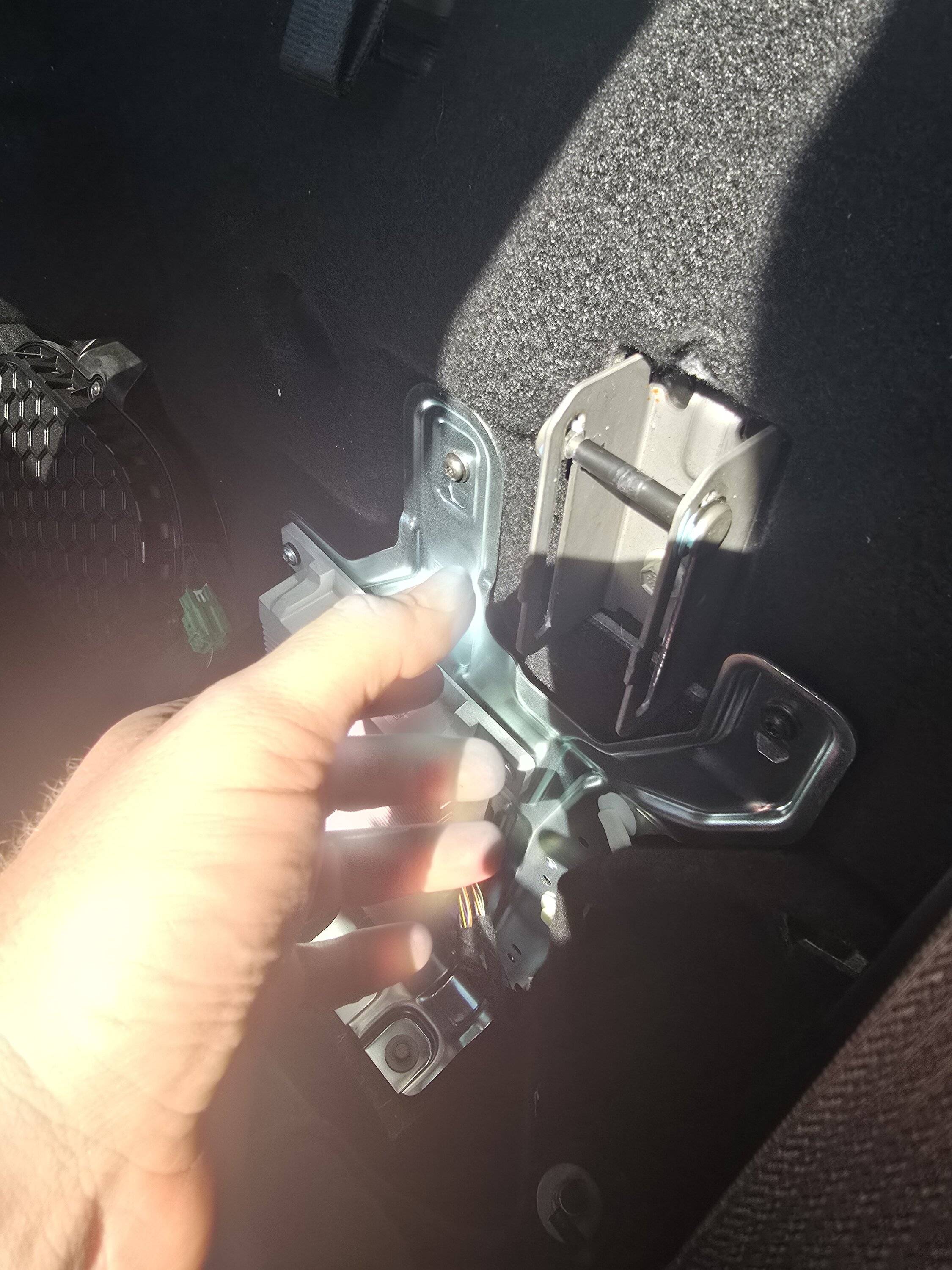 Driver's rear seat latch | F150gen14 -- 2021+ Ford F-150, Tremor ...