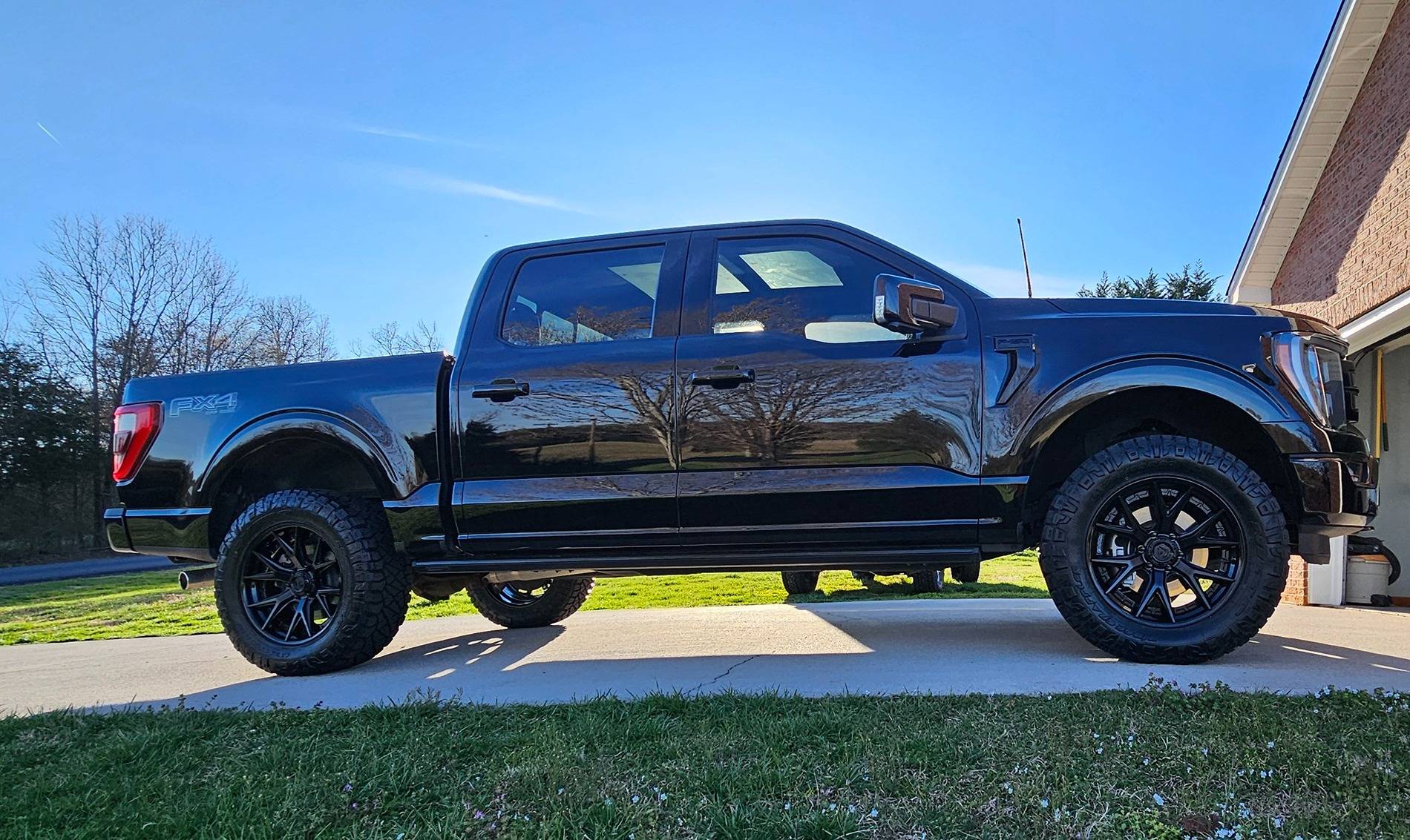 Leveled Raptor Black Lariat Leveled on 295/60/R20 tires | F150gen14 -- 2021+ Ford F ...