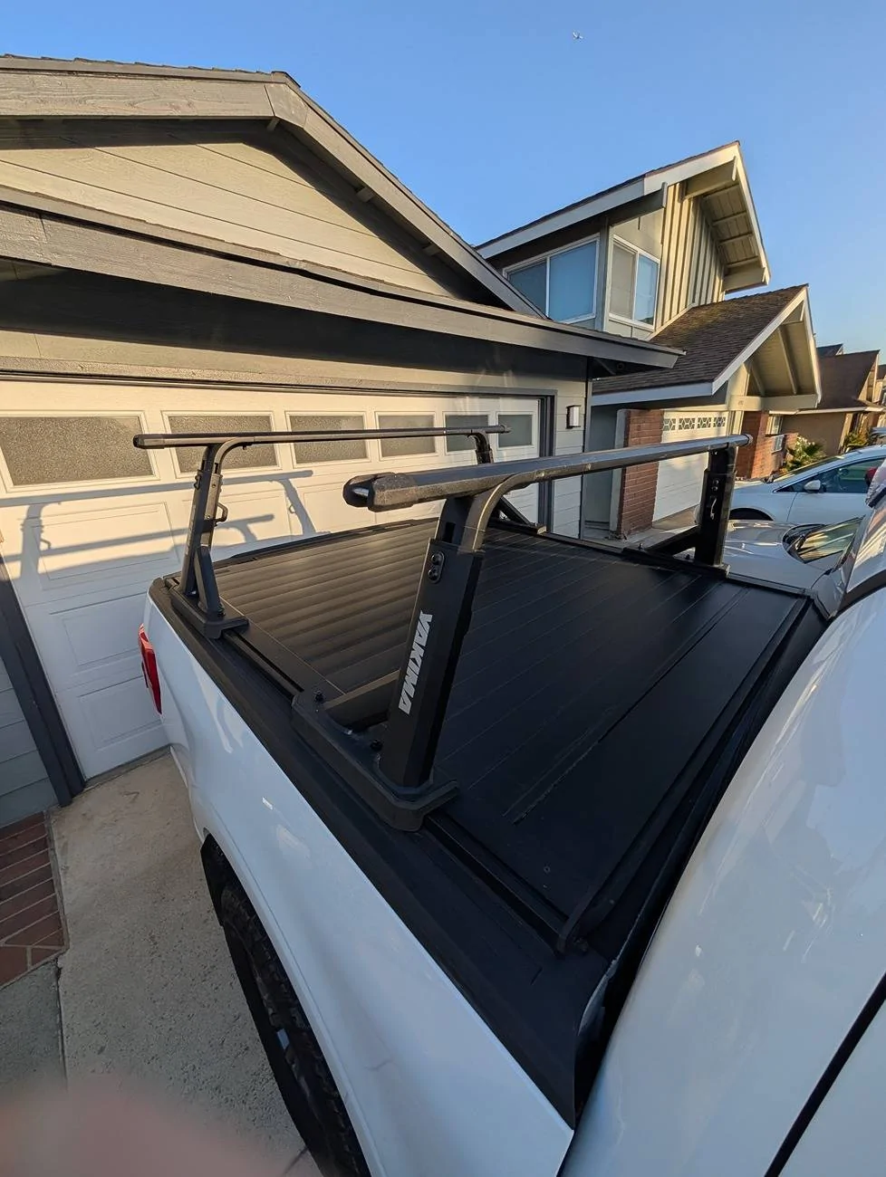 California - Retrax Pro XR Tonneau Cover & Yakima Overhaul HD Rack - 5. ...